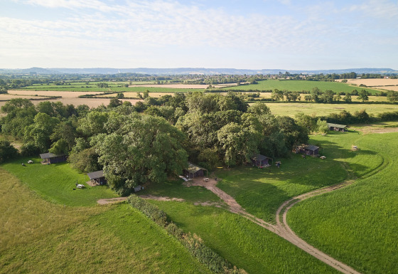 Luftfoto af Feather Down Moor Farm feriepark i det sydvestlige England, omgivet af grønne marker og træer.