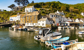 Vista de barcos de pesca y casas pintorescas junto al puerto cerca de Penzance, en el suroeste de Inglaterra.