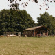 Safari-teltet Tent house med privat bruser ved Feather Down Landgoed ter Wijnendale, Belgien, omgivet af får.