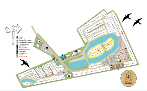 Campsite map with marked cabins, lakes, pitches, parking areas, and recreational facilities in color.