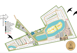 Plan du camping indiquant cabanes, lacs, emplacements, parkings et installations de loisirs en couleurs.