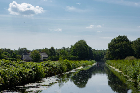 Vista del canal en Feather Down Het Wesselink en Salland, parque vacacional en Overijssel, Países Bajos.