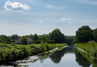 Vista del canale a Feather Down Het Wesselink a Salland, parco vacanze in Overijssel, Paesi Bassi.