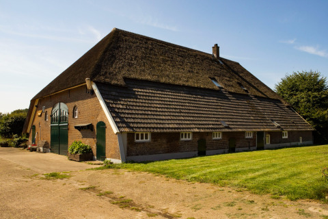 Fienile olandese tradizionale con tetto di paglia a Feather Down Het Wesselink a Salland, Overijssel, Paesi Bassi.