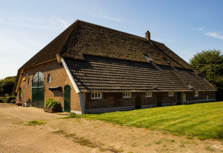 Fienile olandese tradizionale con tetto di paglia a Feather Down Het Wesselink a Salland, Overijssel, Paesi Bassi.