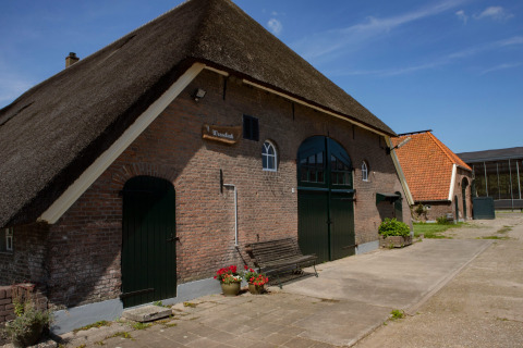 Edificio tradizionale con tetto di paglia a Feather Down Het Wesselink a Salland, parco vacanze a Overijssel.