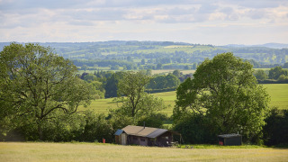Billede af et sommerhus midt i det engelske landskab ved Feather Down Hidcote Manor Farm, West Midlands.