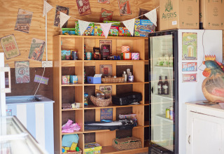Étagère de boutique avec snacks, boissons et décorations à Feather Down Mount Pleasant, sud-ouest de l'Angleterre.