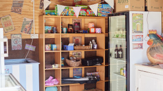 Winkelrek met snacks, drankjes en versieringen bij Feather Down Mount Pleasant, Zuidwest-Engeland.