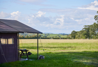 Uitzicht op weilanden en heuvels bij Feather Down Mount Pleasant vakantiedomein in Zuidwest-Engeland, Verenigd Koninkrijk.