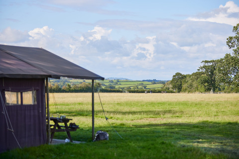 Blick auf eine Wiese und Hügel bei Feather Down Mount Pleasant Ferienpark in Südwestengland, Großbritannien.