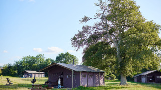 Buitententen bij Feather Down Mount Pleasant vakantiepark in Zuidwest-Engeland, Verenigd Koninkrijk, op een zonnige dag.