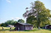 Tentes-lodges extérieures à Feather Down Mount Pleasant, parc de vacances dans le sud-ouest de l’Angleterre, Royaume-Uni.