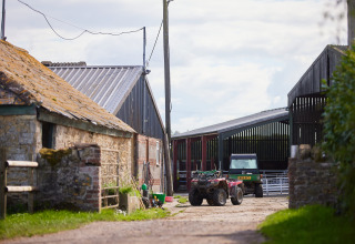 Bâtiments de ferme et véhicules au parc de vacances Feather Down Mount Pleasant dans le sud-ouest de l'Angleterre, Royaume-Uni.