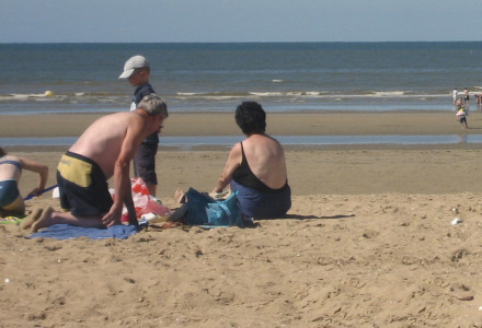 Familia disfruta de un día soleado en la playa cerca del mar en un parque vacacional con glamping.