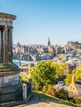 Panoramabillede af Edinburghs skyline set fra Calton Hill med Dugald Stewart Monument og historiske bygninger.