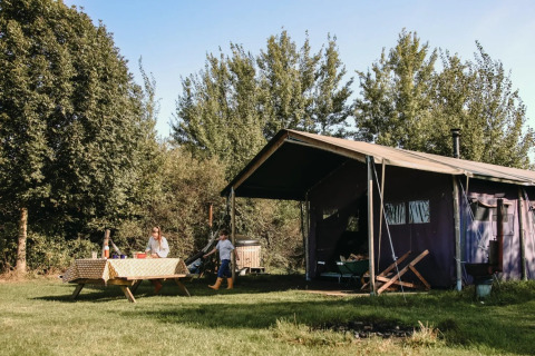 Safari-telt ved Feather Down De Kalverweide, Holland, med privat varm bruser og udendørs badekar.