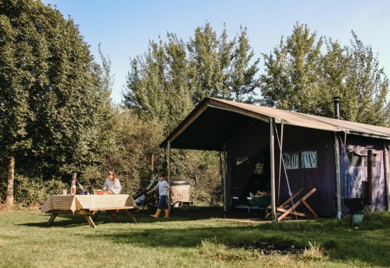 Tienda safari en Feather Down De Kalverweide, Países Bajos, con ducha privada y tina de hidromasaje exterior.