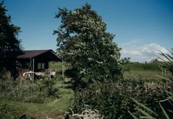 Tienda safari Tent cottage con ducha privada junto a la casa del granjero en Feather Down TaarTenTuin, Países Bajos.