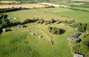 Luftfoto af Feather Down East Shilvinghampton feriepark i det sydvestlige England med grønne marker.