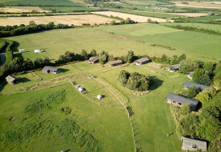 Luftaufnahme des Ferienparks Feather Down East Shilvinghampton in Südwestengland mit grünen Feldern.