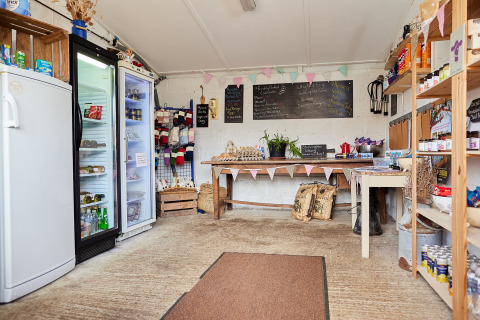 Gezellige boerderijwinkel bij Feather Down East Shilvinghampton met lokale producten en verse eieren.