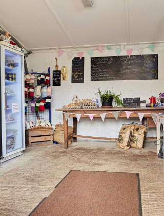 Charmante boutique fermière à Feather Down East Shilvinghampton, avec produits locaux et œufs frais.