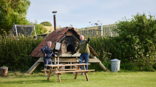 Deux hommes près d'une table de pique-nique et d'un four extérieur à Feather Down East Shilvinghampton.