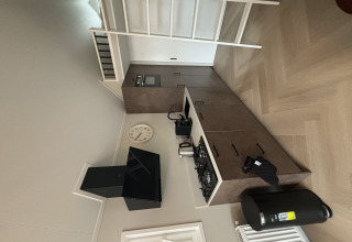Cucina compatta nel Tiny Loft al Veluwepark de Bosgraaf nei Paesi Bassi, con soppalco moderno visibile.