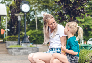 Madre e figlia sedute fuori vicino al Tiny Loft al Veluwepark de Bosgraaf, nei Paesi Bassi.