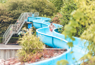 Scivolo d'acqua blu al Veluwepark de Bosgraaf, Paesi Bassi, bambini e adulti si divertono insieme.