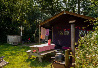 Safari-telt ved Het Wesselink in Salland, Holland, med privat udendørs bruser og spabad ved siden af.