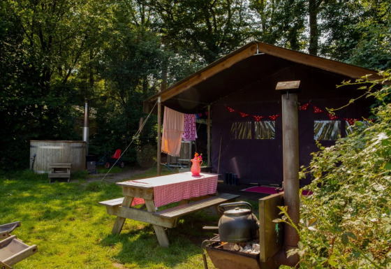 Safarizelt Het Wesselink in Salland, Niederlande, mit privater Dusche und Hot Tub im Grünen.