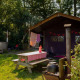 Safari-telt ved Het Wesselink in Salland, Holland, med privat udendørs bruser og spabad ved siden af.