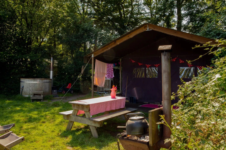 Tienda safari en Het Wesselink in Salland, Holanda, con ducha privada al aire libre y jacuzzi cerca.