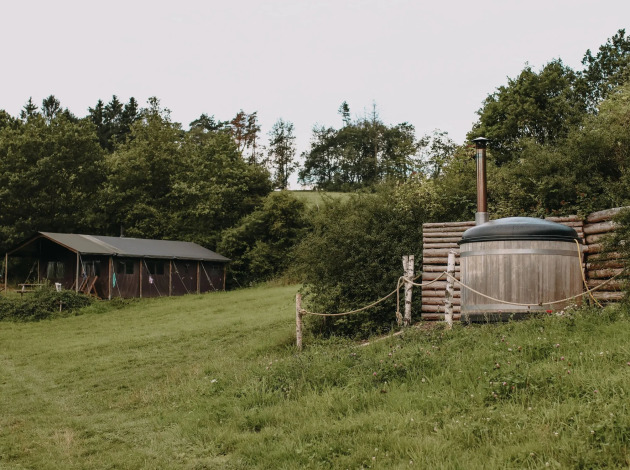 Safaritent met privé warme douche en hot tub te midden van natuur bij Feather Down Rochefort-Ardenne, België.