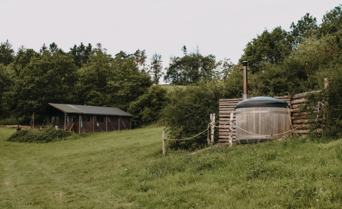 Safaritent met eigen warme douche en hot tub in het groen bij Feather Down Rochefort-Ardenne, België.