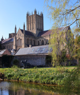 Catedral gótica junto a un parque de vacaciones con jardín y estanque, ideal para experiencias glamping.
