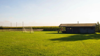 Safaritent met privé douche naast de tent bij Feather Down De Brabantse Hei in Nederland.