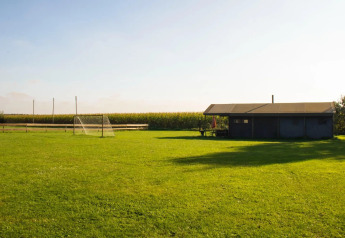 Safari-telt med privat bruser ved siden af teltet på Feather Down De Brabantse Hei, Holland.