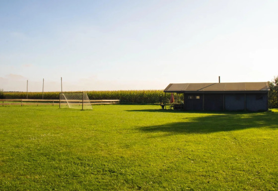 Safari-telt med privat bruser ved siden af teltet på Feather Down De Brabantse Hei, Holland.