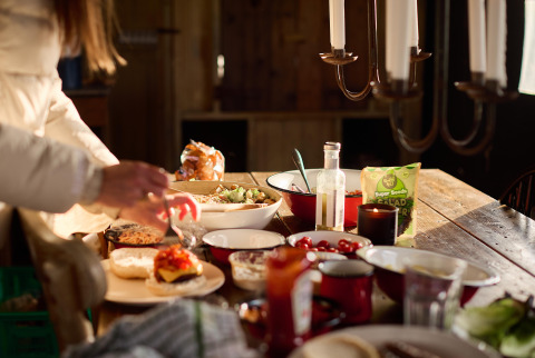 Repas convivial à la ferme avec produits frais à Feather Down Gwel Teg Farm, Sud-Ouest de l’Angleterre.