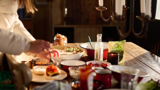 Comida acogedora en una mesa de granja en Feather Down Gwel Teg Farm en el suroeste de Inglaterra.