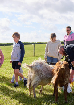 Familias y niños interactúan con animales en Feather Down Gwel Teg Farm en el suroeste de Inglaterra, Reino Unido.