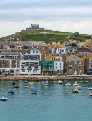 Vista pintoresca de barcos en el puerto y casas típicas cerca de Looe, en el suroeste de Inglaterra.