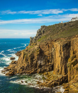 Impresionantes acantilados y casas sobre ellos, cerca de Looe, en el suroeste de Inglaterra, junto al mar.