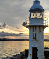 Un faro rústico junto al agua cerca de Kingswear, en el suroeste de Inglaterra, al atardecer.