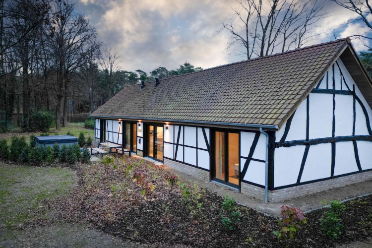 Villa Lodge mit Whirlpool bei Woodz Lodges in Belgien, außen mit Waldkulisse und modernem Design.