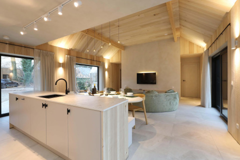 Moderne open keuken en leefruimte in Villa Lodge met jacuzzi bij Woodz Lodges, België.