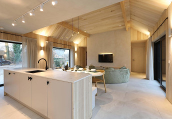 Moderne open keuken en leefruimte in Villa Lodge met jacuzzi bij Woodz Lodges, België.